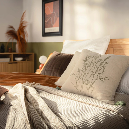 Deky, polštáře a koberce – měkké doplňky, které v podzimních a zimních měsících zahřejí váš domov