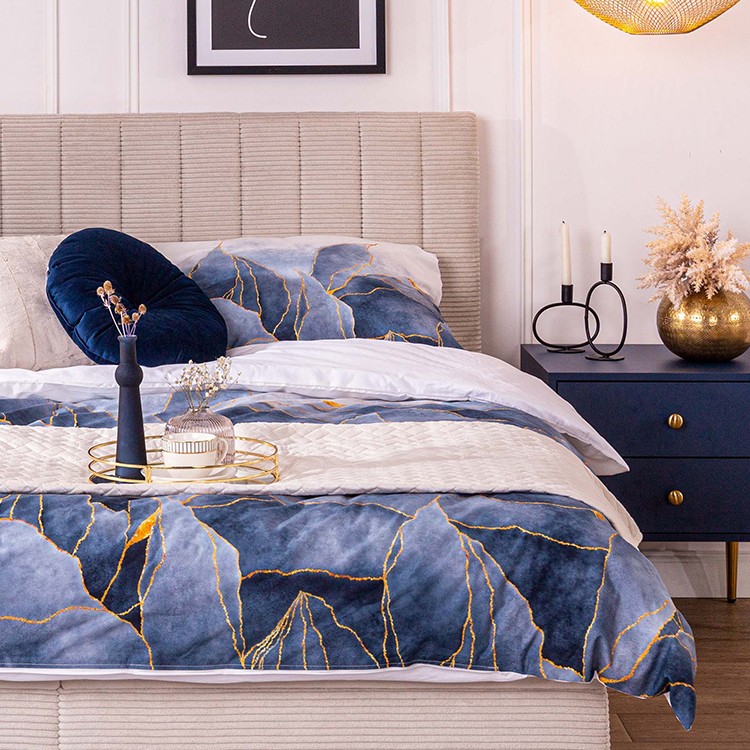 Aranżacja sypialni z akcentami niebieskiego koloru