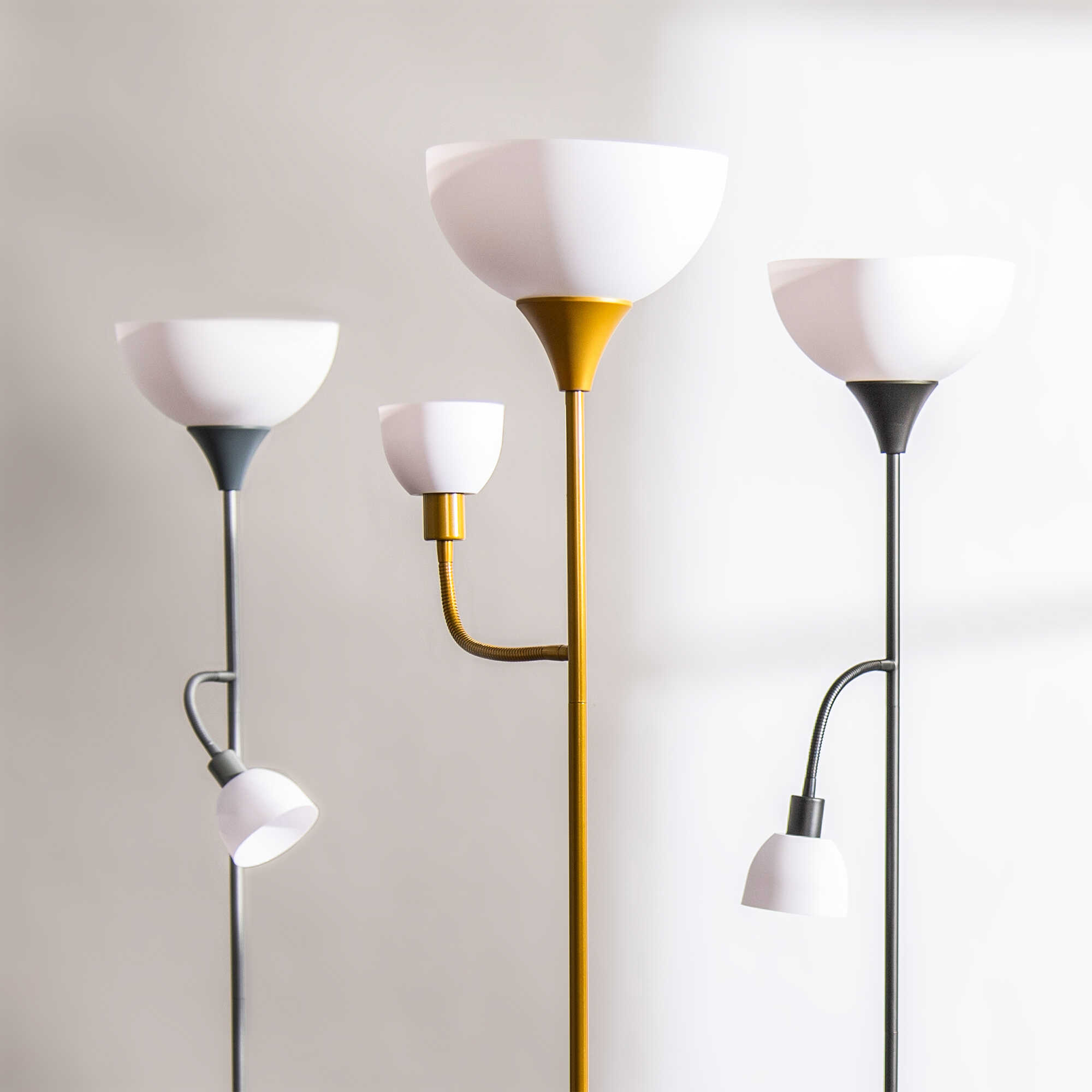  Stojací lampa zlatá PESO