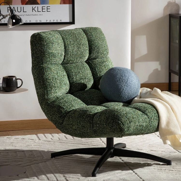 Zelené křeslo ideální ke čtení. 