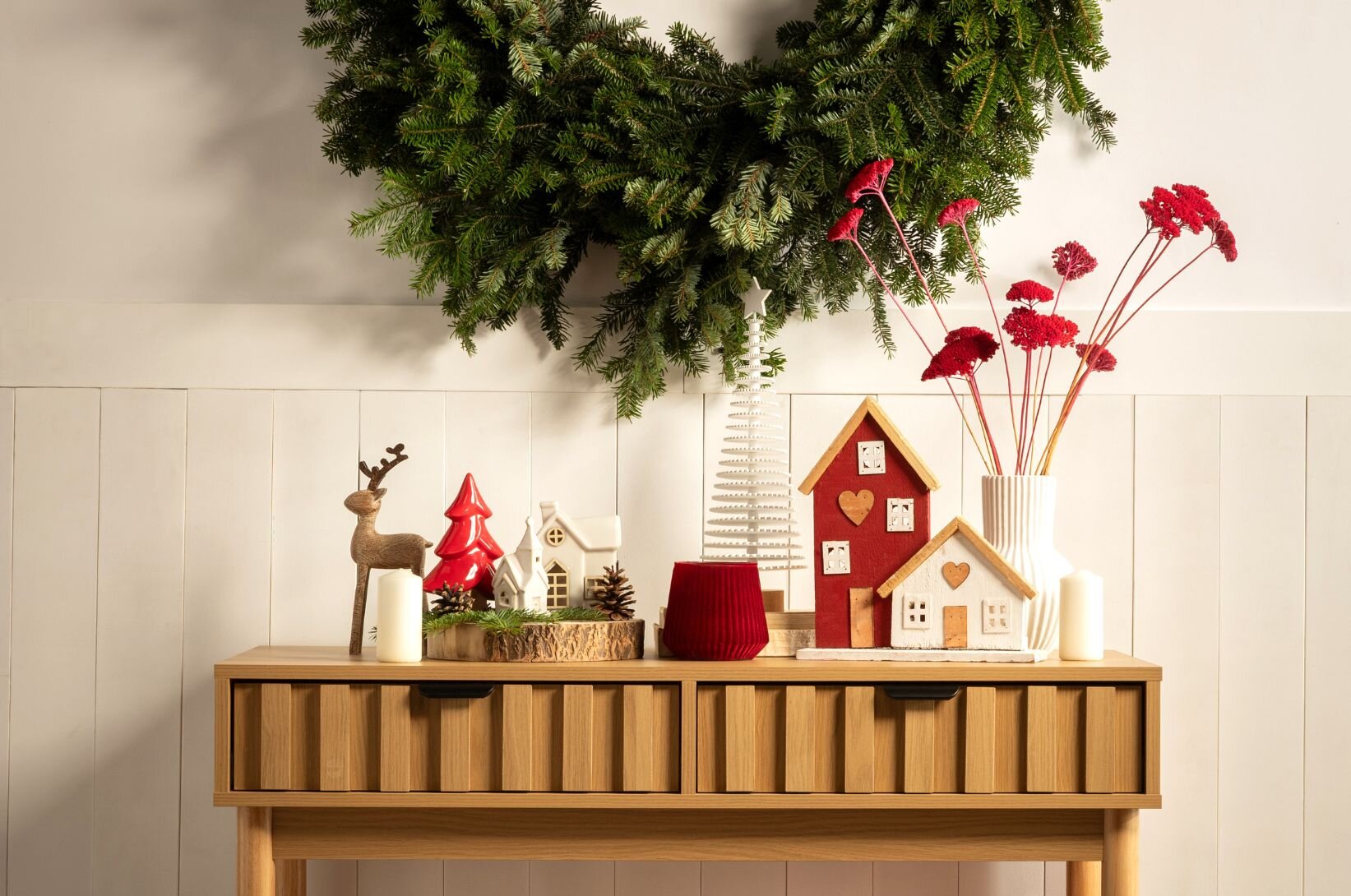 Vánoční dekorace na komodě. 