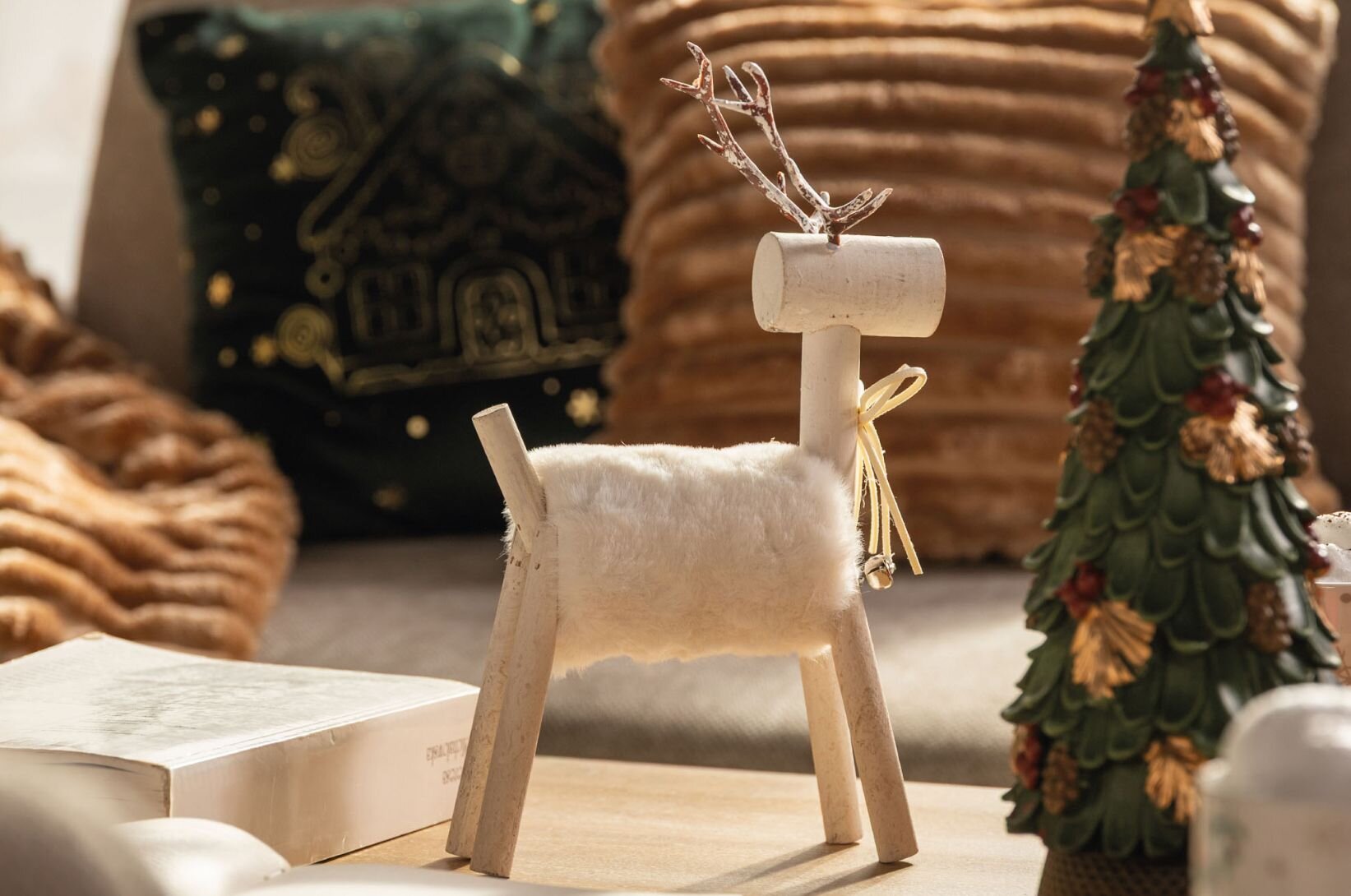 Vánoční dekorace na stole v obývacím pokoji. 