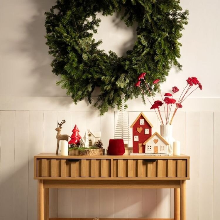 Vánoční dekorace na komodě. 