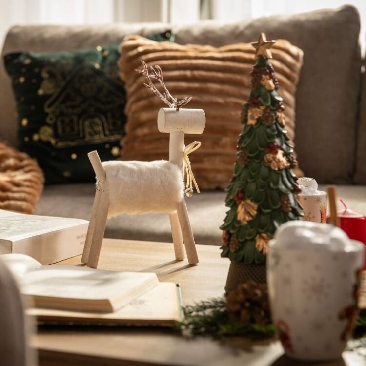 Vánoční dekorace na stole v obývacím pokoji. 