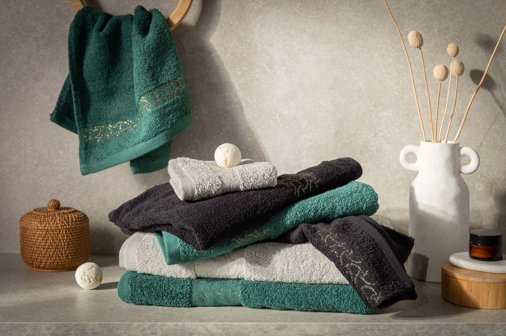 Bavlněné ručníky do koupelny v různých barvách.