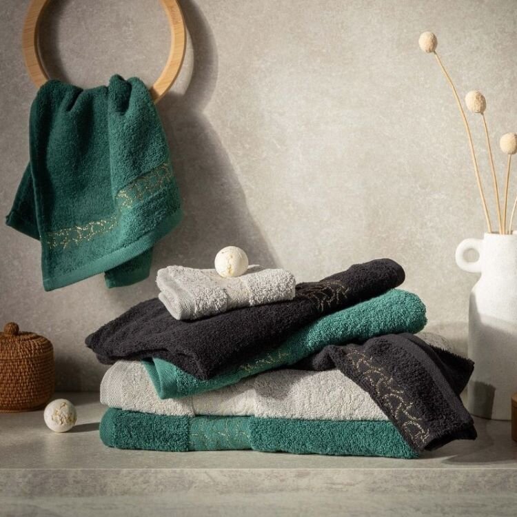 Bavlněné ručníky do koupelny v různých barvách. 