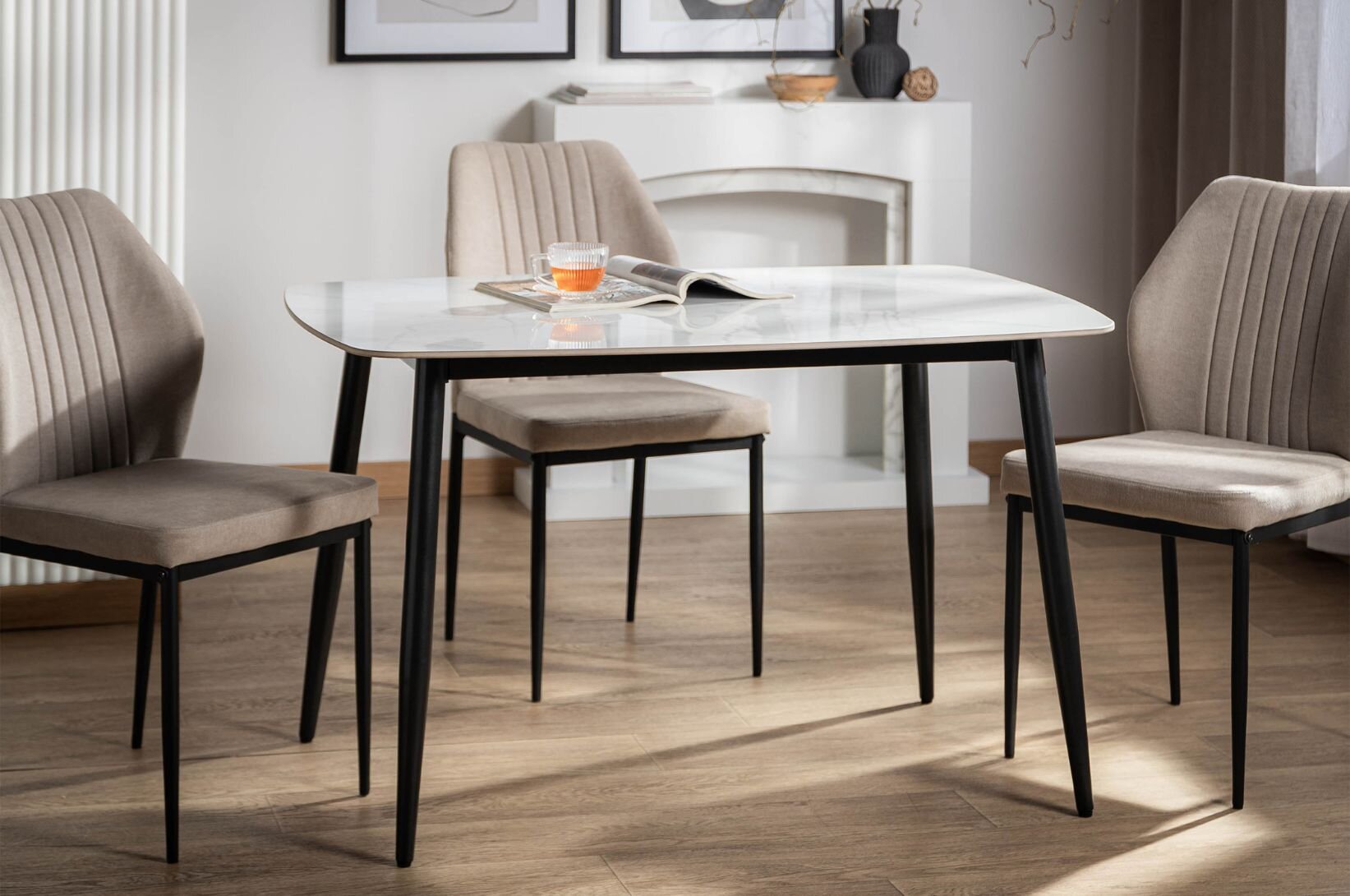 Stůl v obývacím pokoji se židlemi, ideální pro rodinná setkání. 