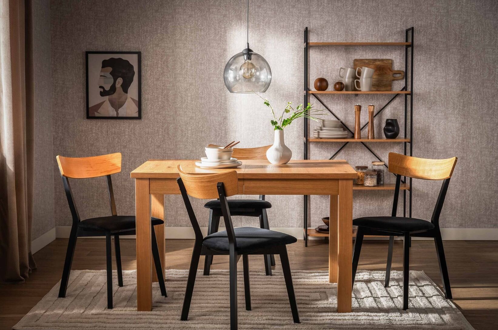 Dřevěný stůl se židlemi v obývacím pokoji.