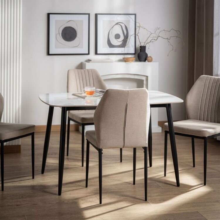 Stůl v obývacím pokoji se židlemi, ideální pro rodinná setkání. 