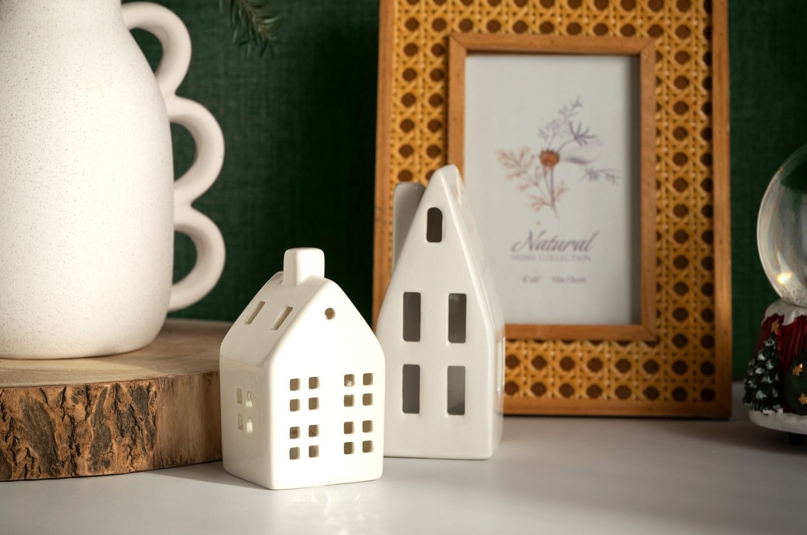 Vánoční dekorace na komodě. 