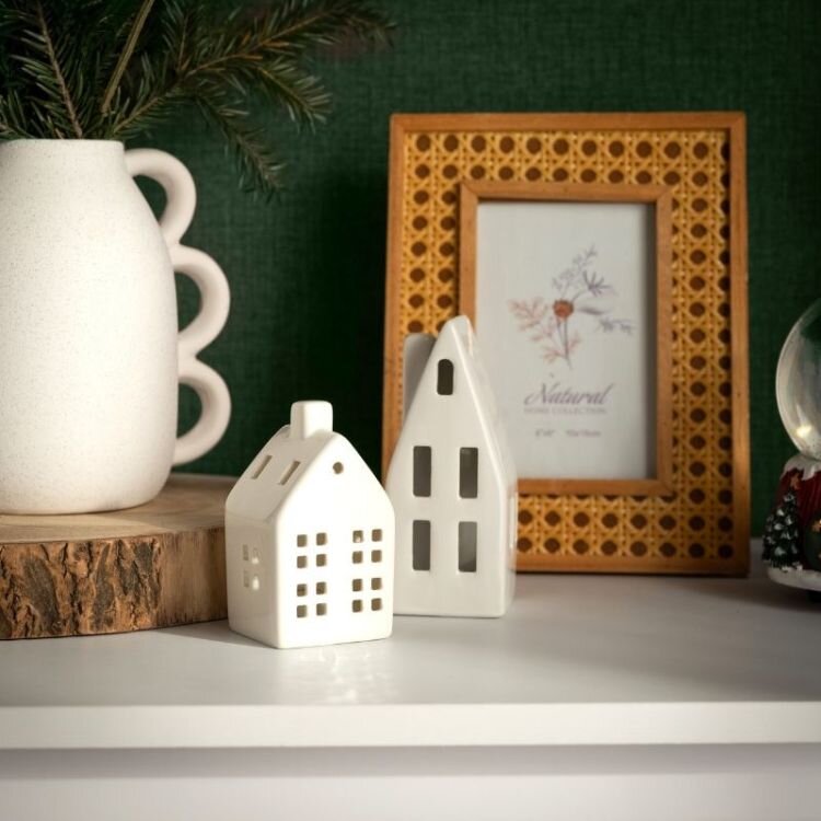 Vánoční dekorace na komodě. 