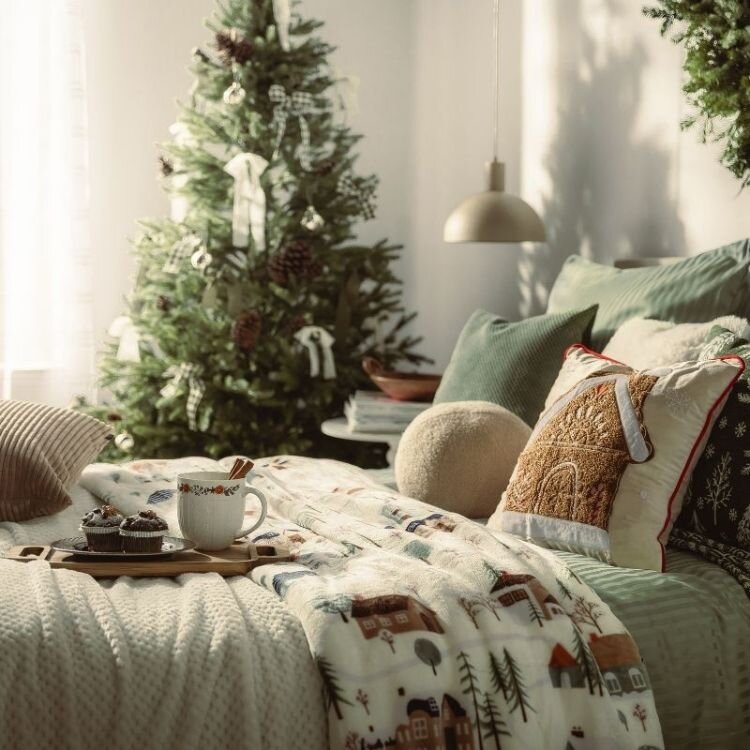 Ložnice ve vánočním stylu – vánoční dekorace a doplňky. 