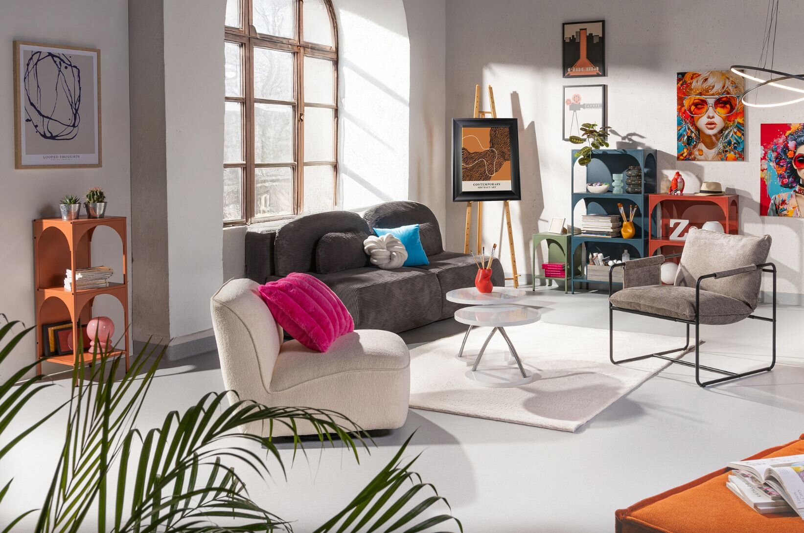 Moderní obývací pokoj s barevným nábytkem. 