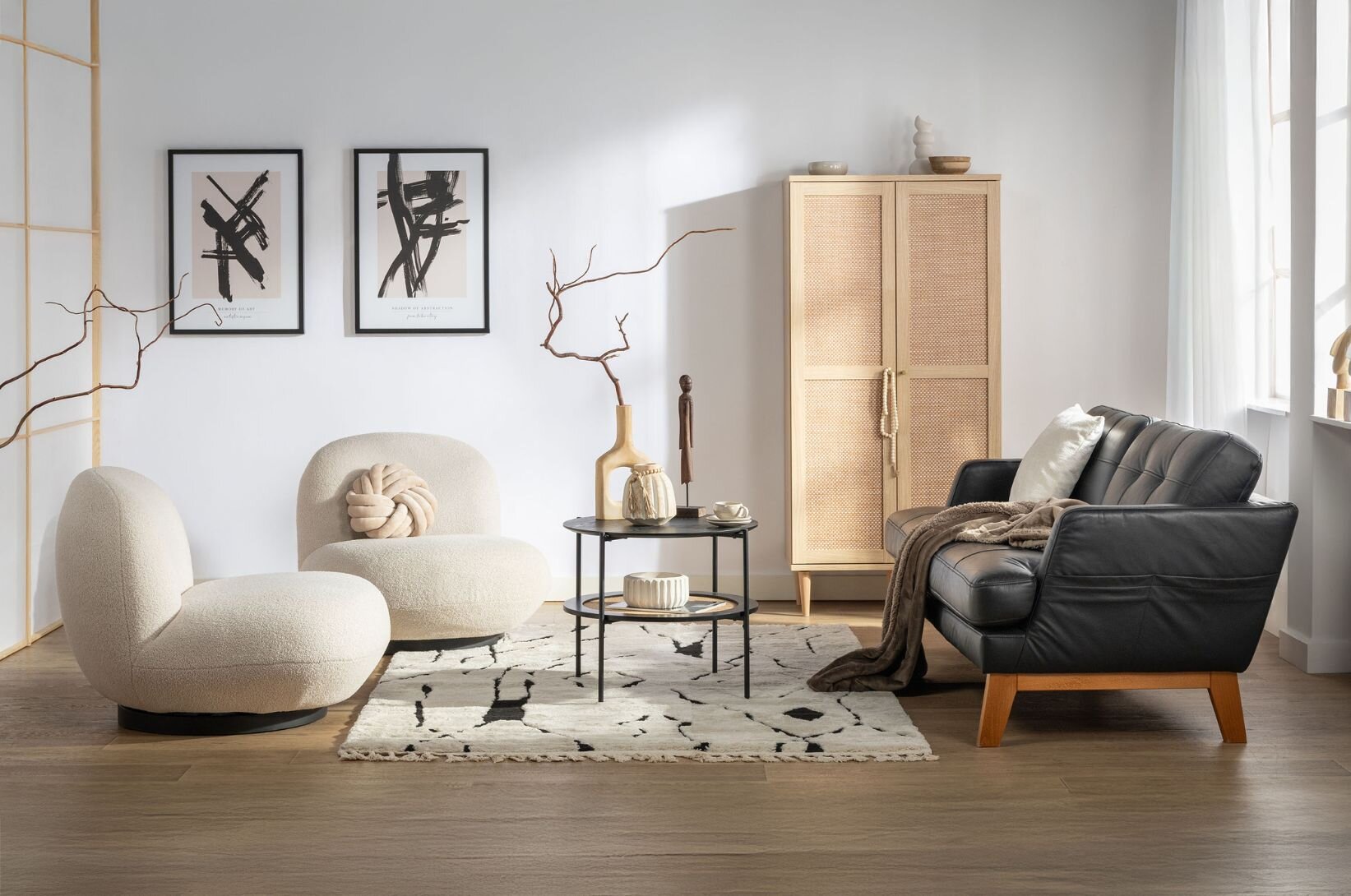 Světlý obývací pokoj ve stylu japandi. 