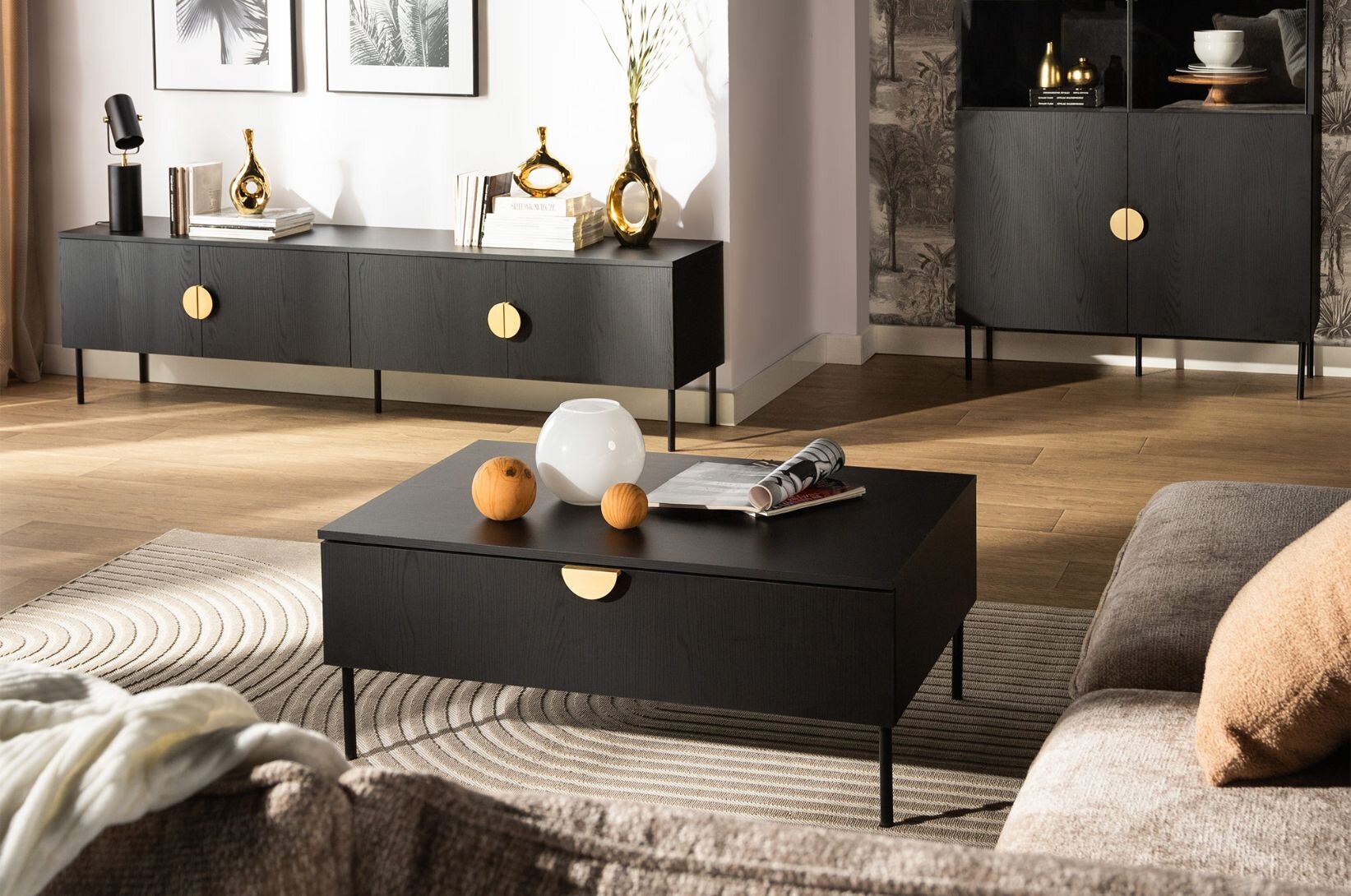 Obývací pokoj s tmavým nábytkem z kolekce MOND. 