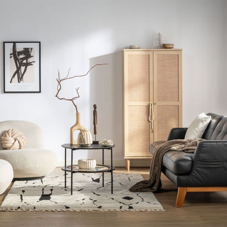 Světlý obývací pokoj ve stylu japandi. 