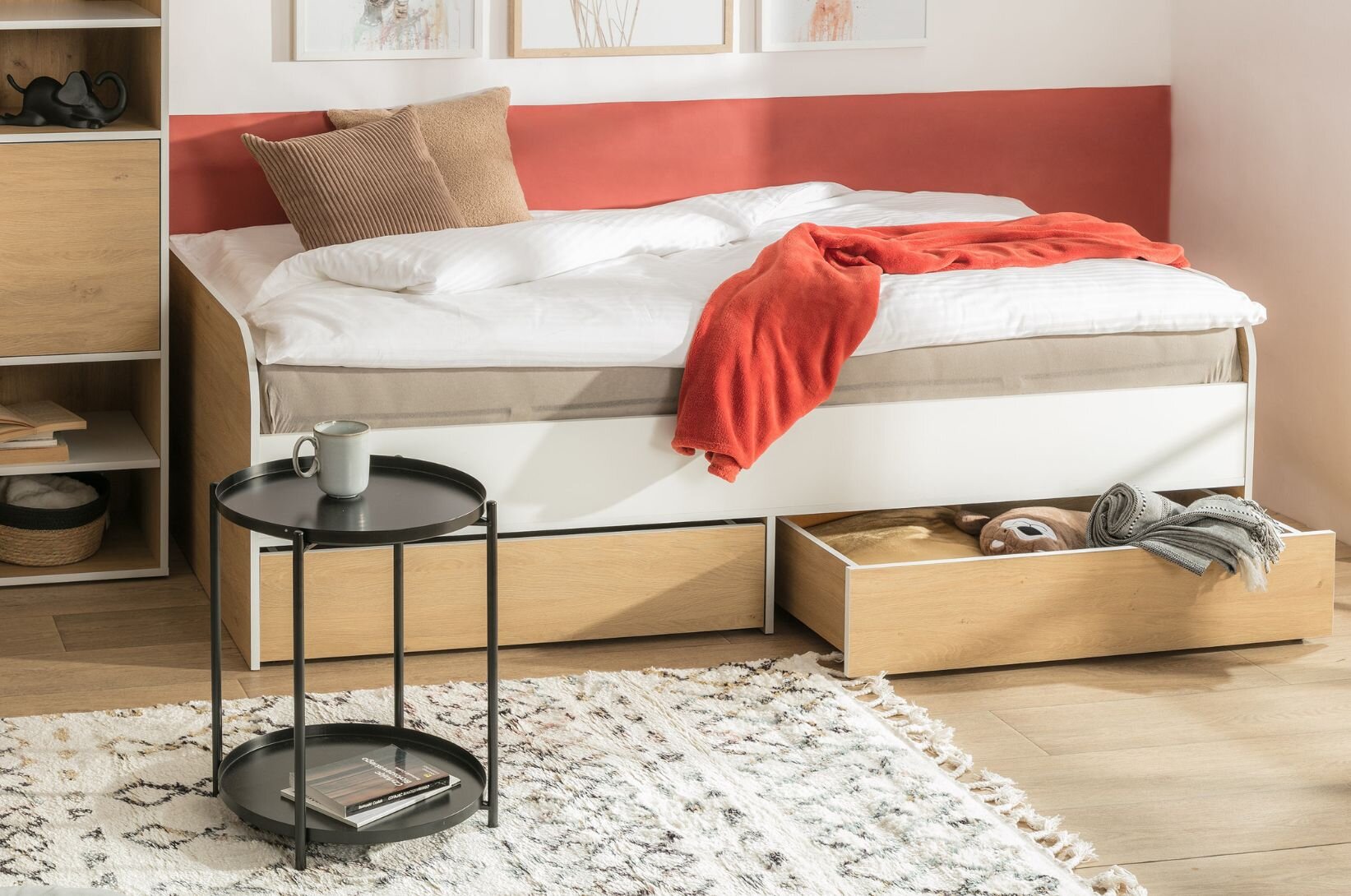 Postel s výsuvnými úložnými zásuvkami.