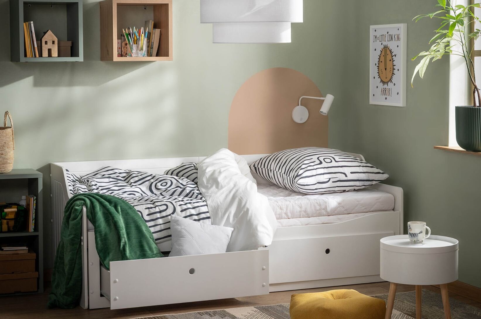 Ložnice s postelí a výsuvnými úložnými zásuvkami.