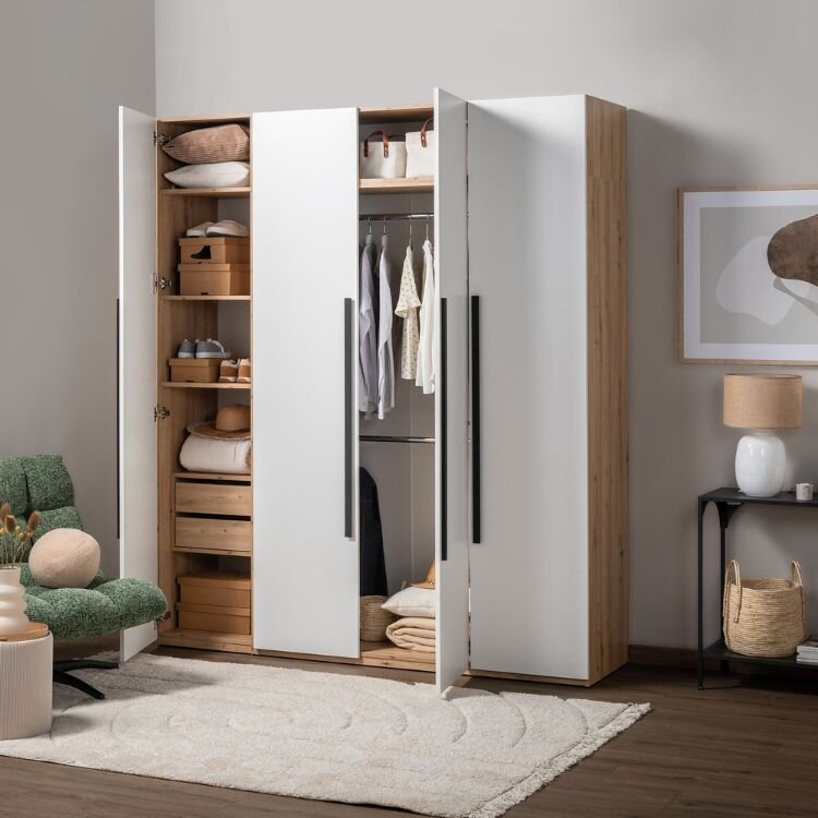 Skříň pro uložení oblečení a doplňků.