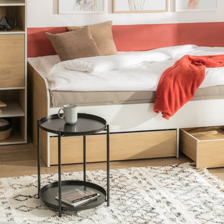 Postel s výsuvnými úložnými zásuvkami.