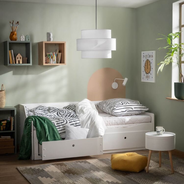 Ložnice s postelí a výsuvnými úložnými zásuvkami.