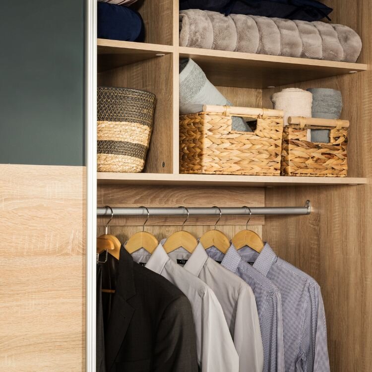 Skříň s prostorem pro další doplňky a vybavení.