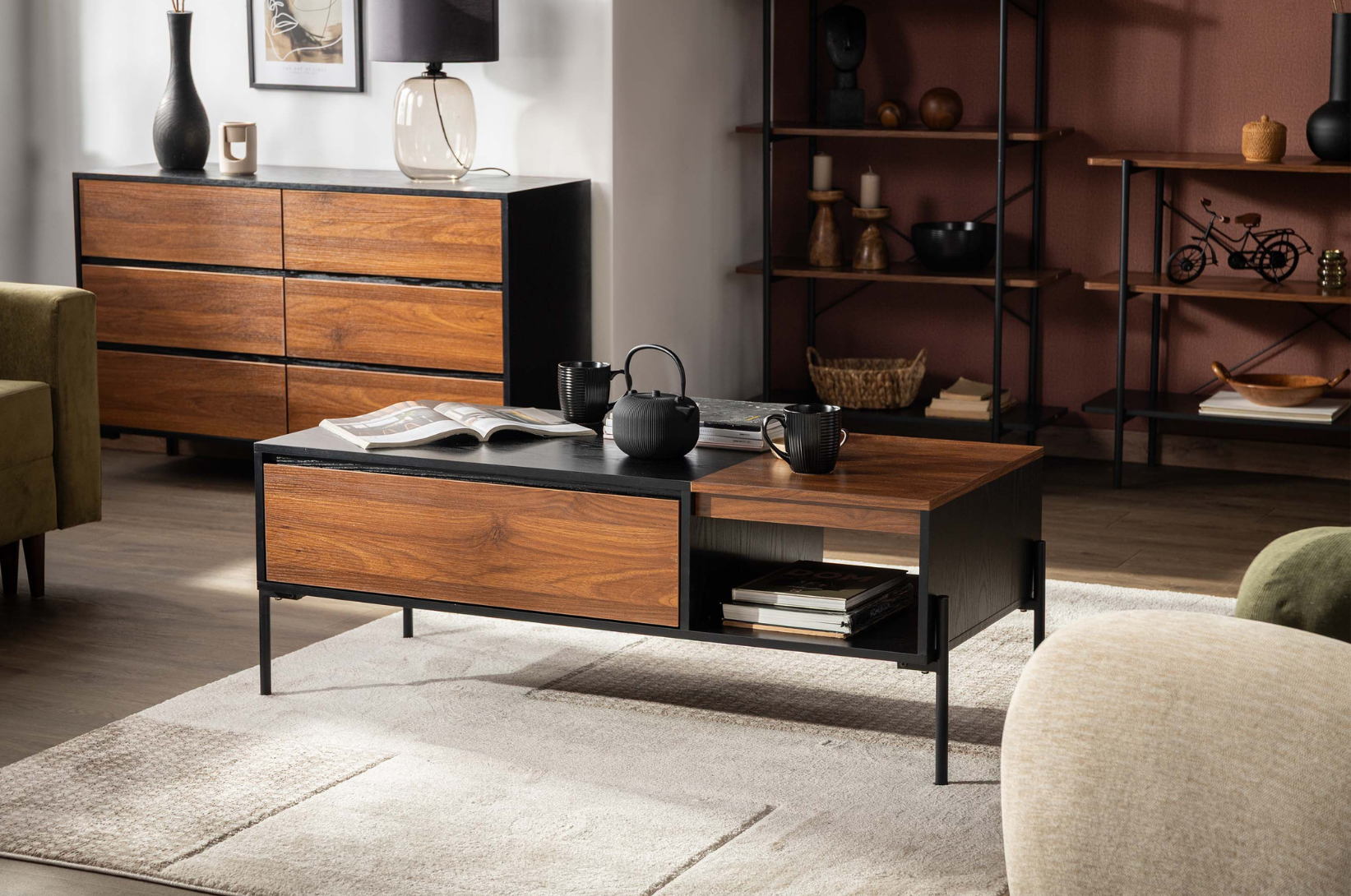 Obývací pokoj s tmavým nábytkem.