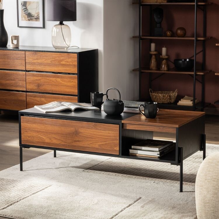 Obývací pokoj s tmavým nábytkem.