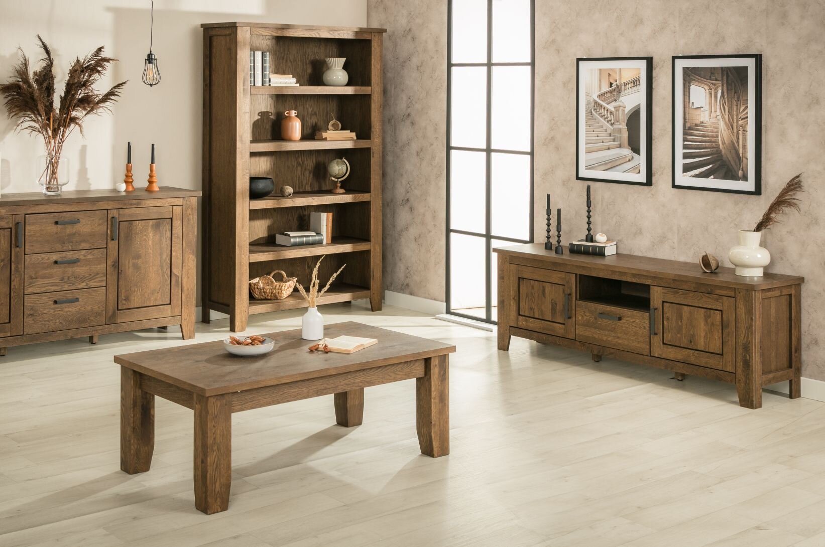 Obývací pokoj s dřevěným nábytkem.