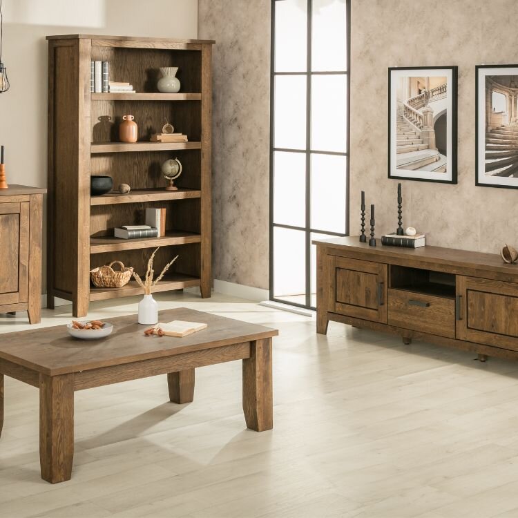 Obývací pokoj s dřevěným nábytkem.