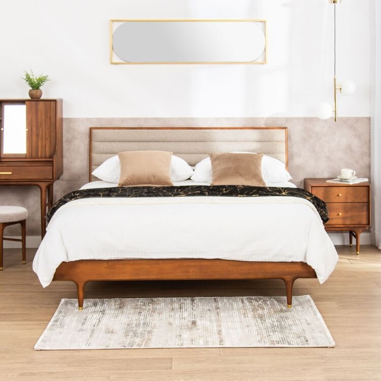 Obývací pokoj s dřevěným nábytkem v moderním stylu poloviny století.