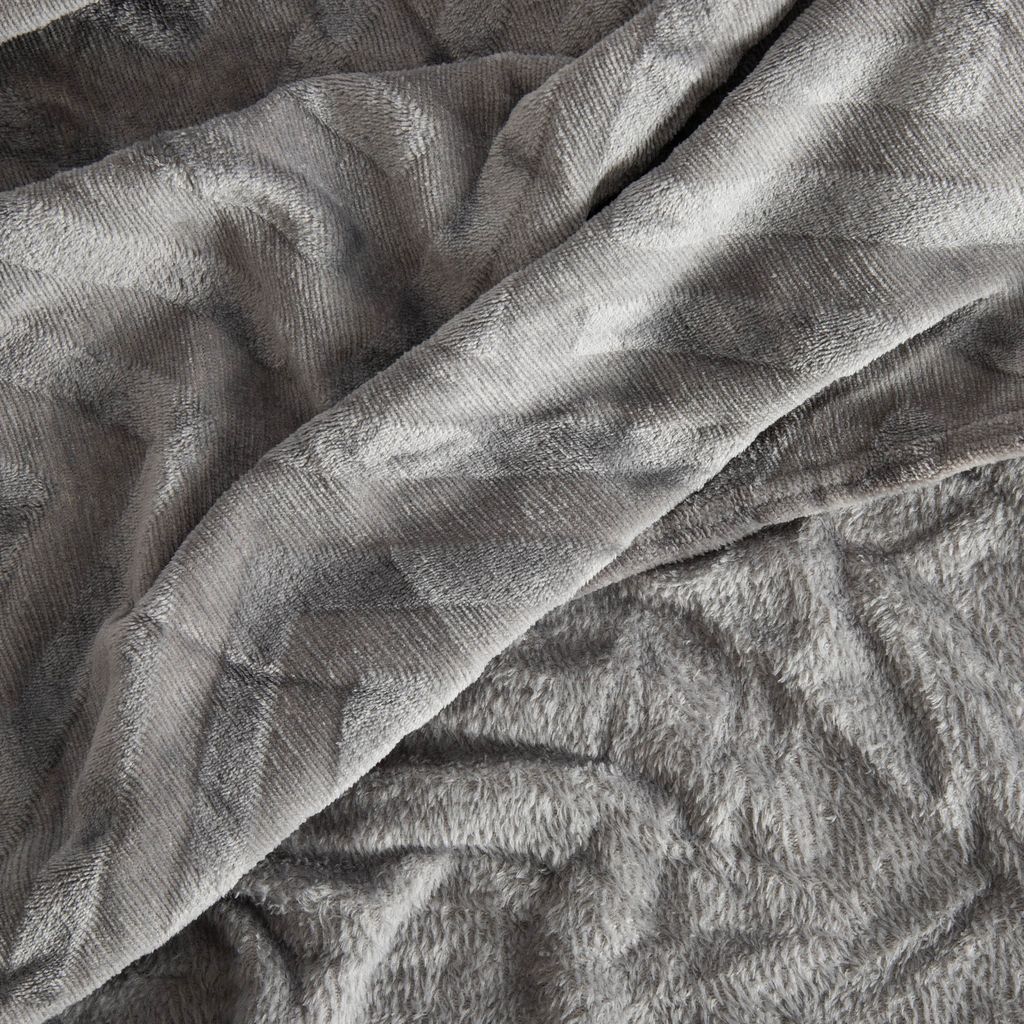 Tmavě šedá geometrická deka DOBLE 150x200 cm
