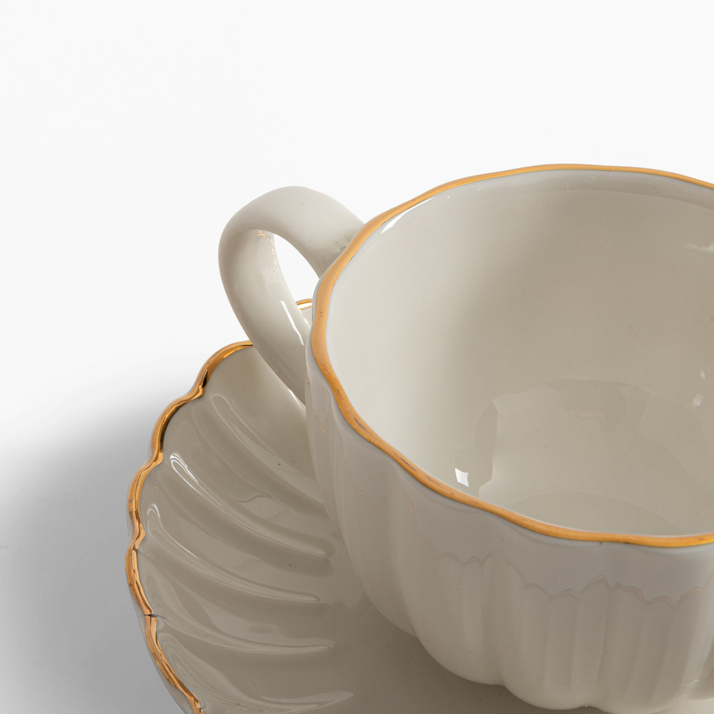 Porcelánový šálek s podšálkem a zlatým lemem 220 ml