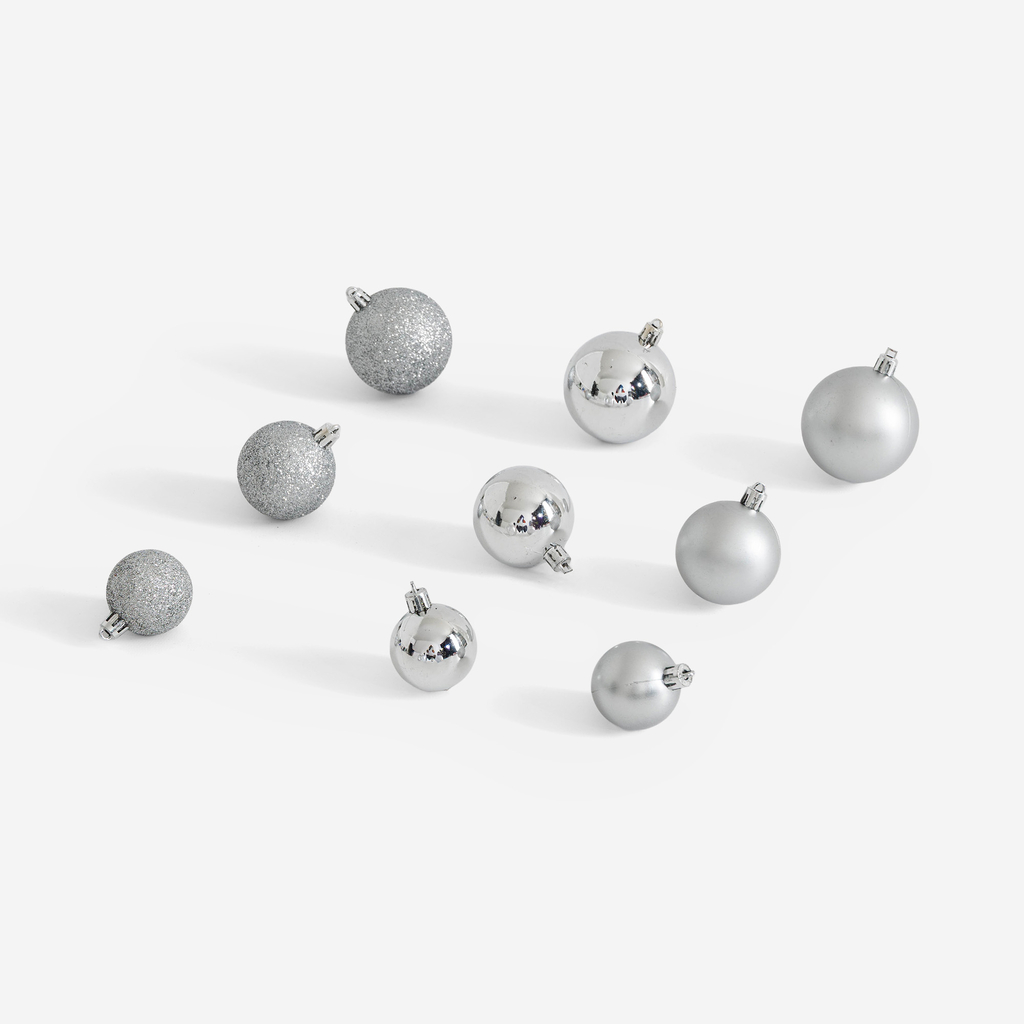 Sada 70 kusů stříbrných vánočních baněk v krabičce