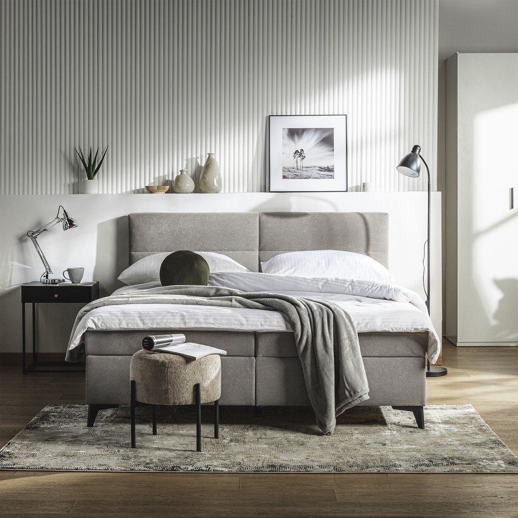 Světle šedá postel boxspring MARY 140x200 cm