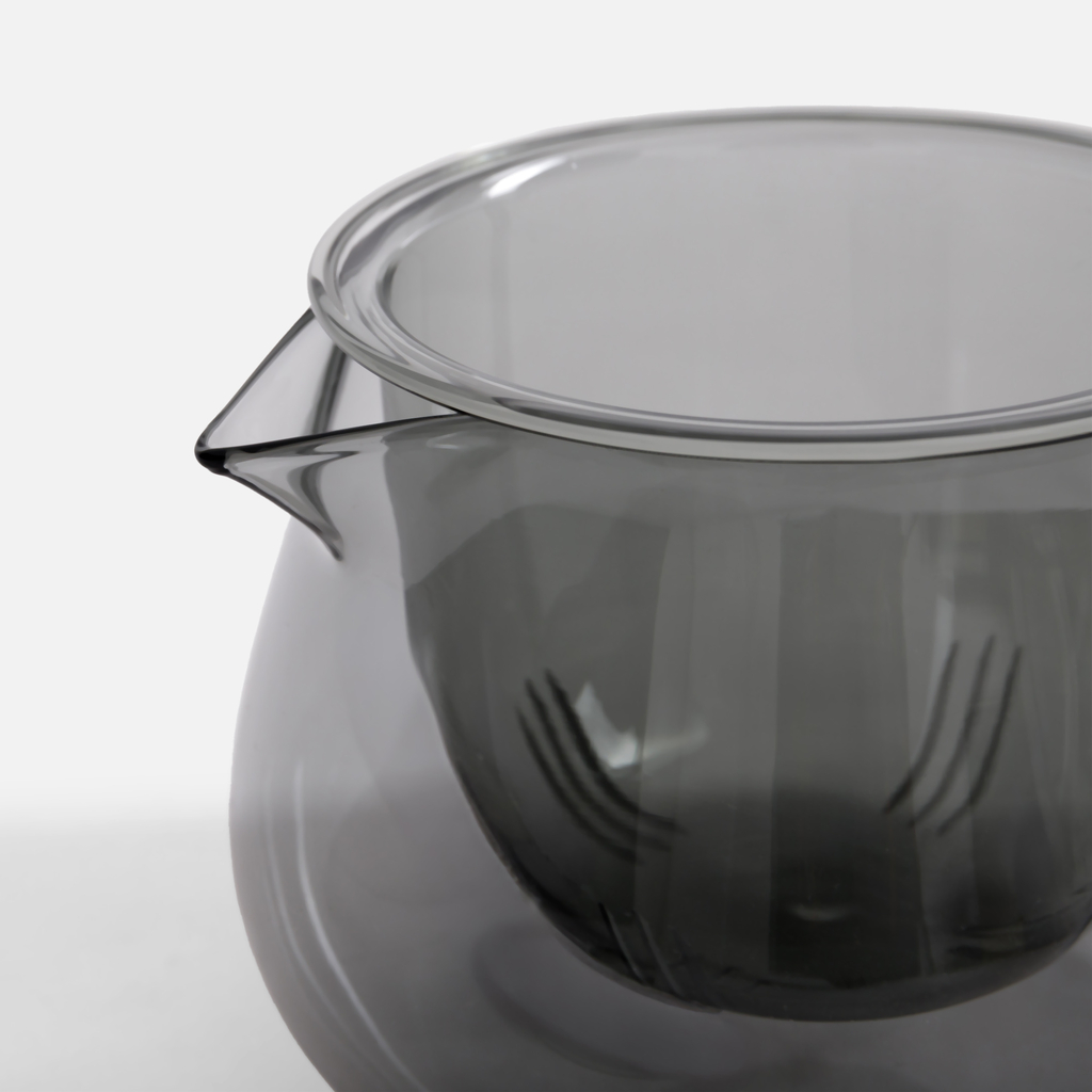 Šedý džbán se sítkem na čaj 650 ml