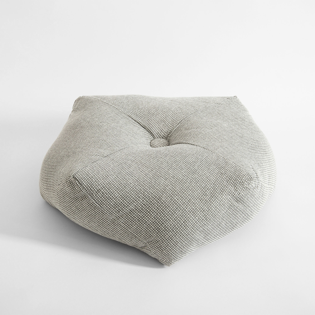 Světle šedý sedací polštář PUFFY PUF 48x18 cm