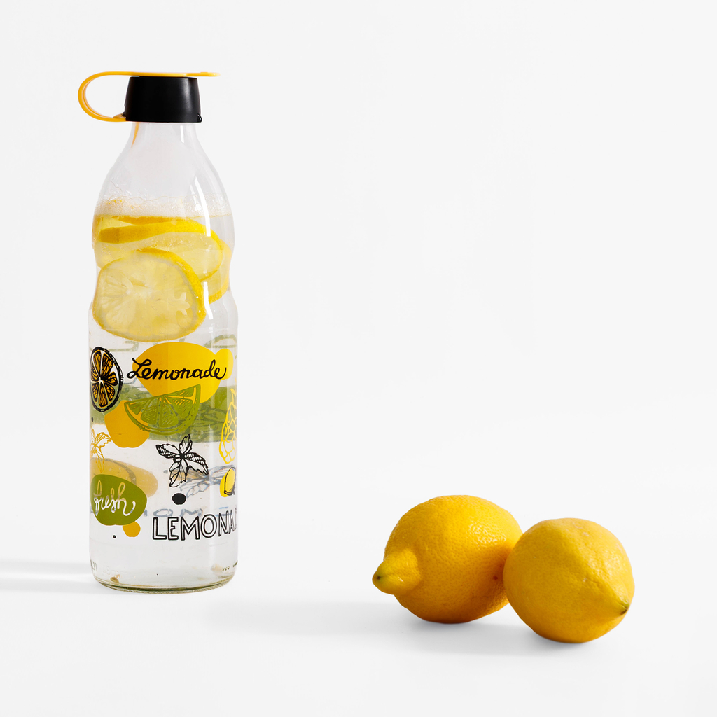 Láhev se zátkou a nápisem LEMONADE 1 l