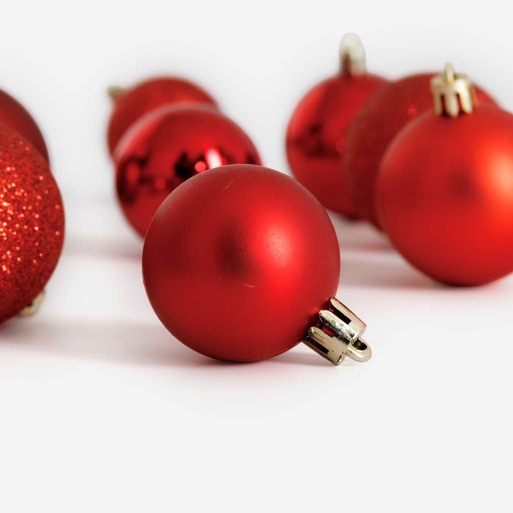 Sada 70 kusů červených vánočních baněk v krabičce