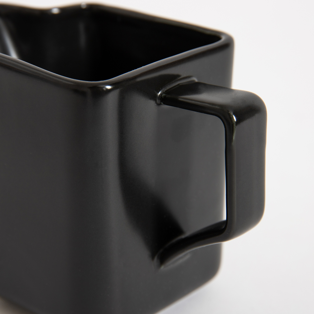 Černá porcelánová mlékovka BONA