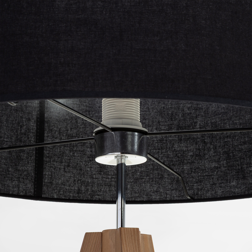 Černá lampa na dřevěné trojnožce TREVISO