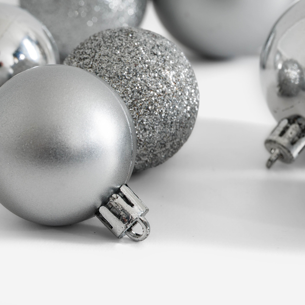Sada 70 kusů stříbrných vánočních baněk v krabičce