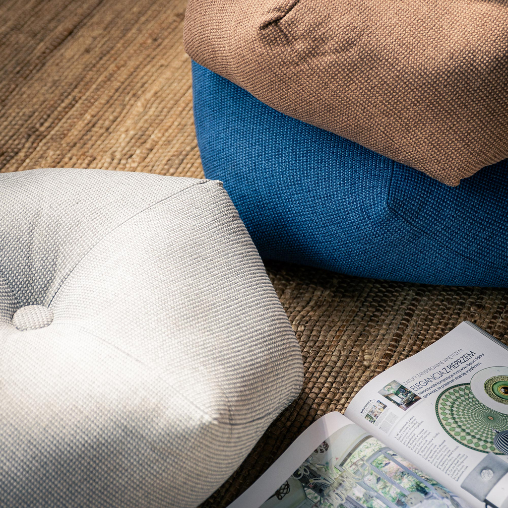 Světle šedý sedací polštář PUFFY PUF 48x18 cm