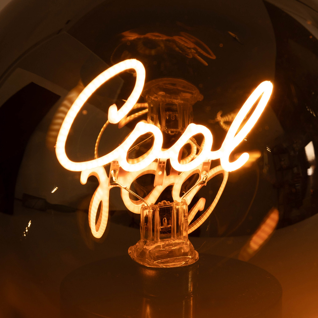 Dekorativní skleněná LED koule s nápisem COOL
