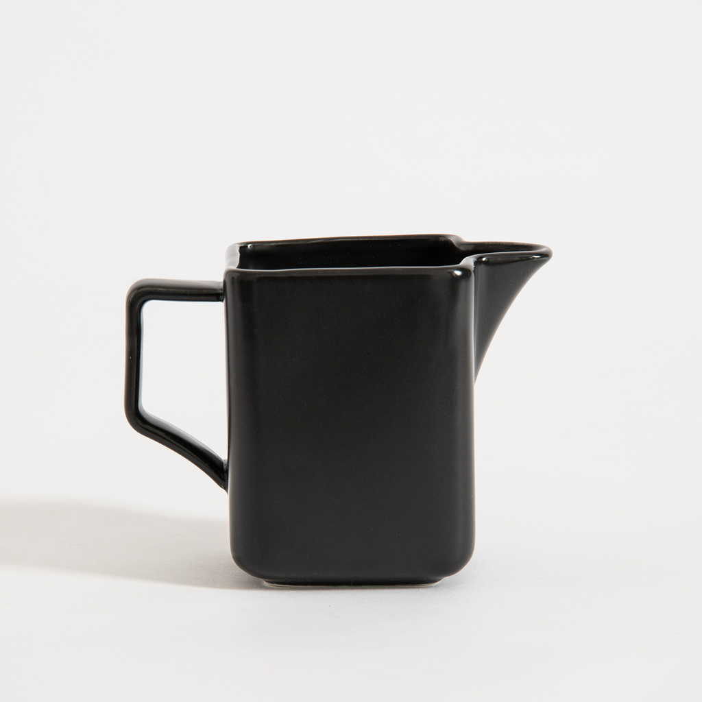 Černá porcelánová mlékovka BONA