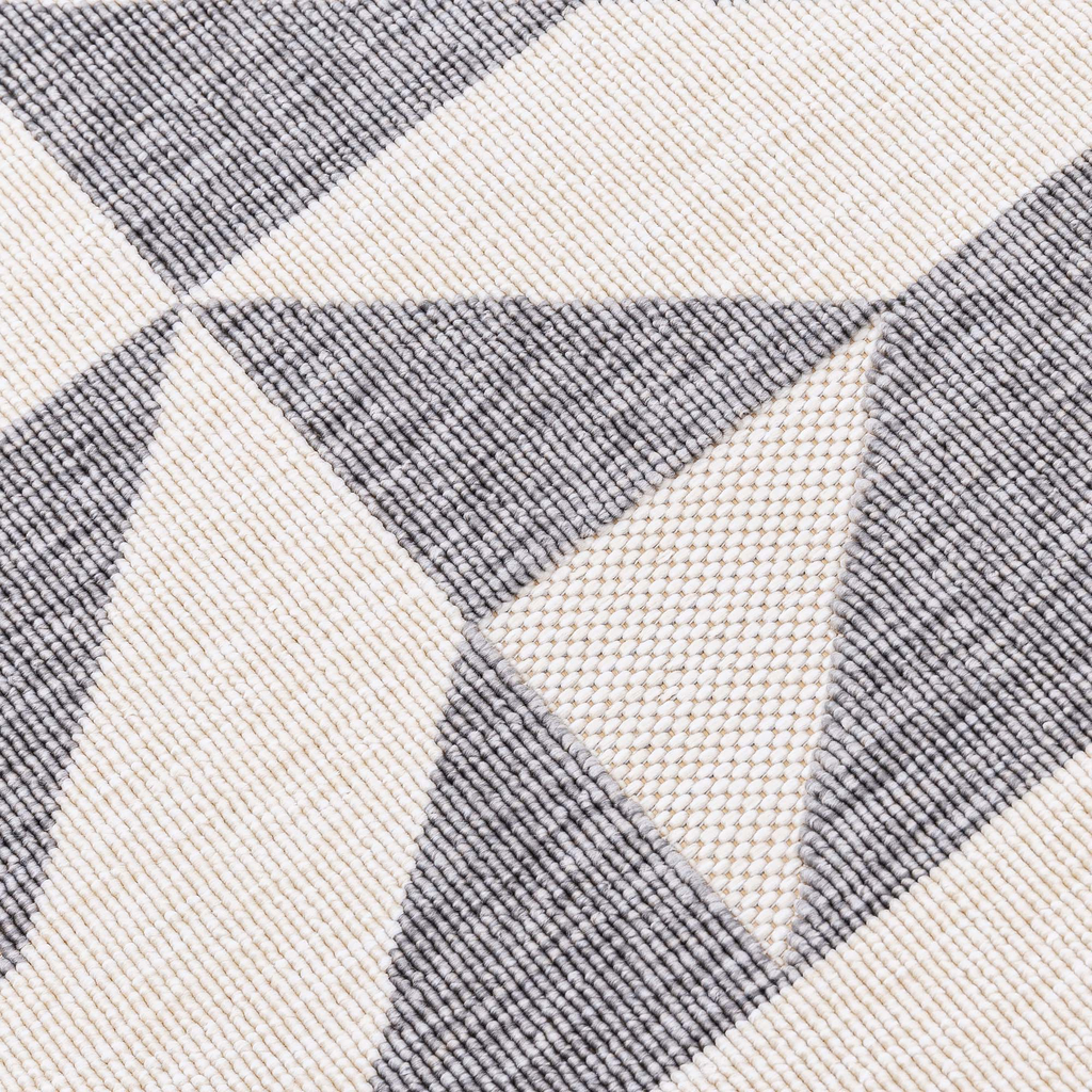 Venkovní koberec s šedými trojúhelníky STIARNA 80 x 150 cm