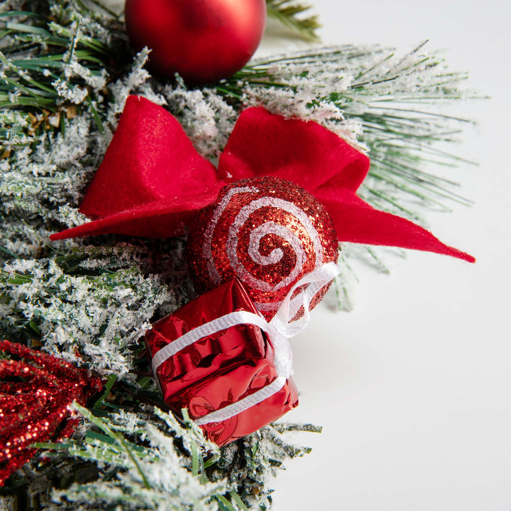 Vánoční věnec s červenými baňkami 30 cm