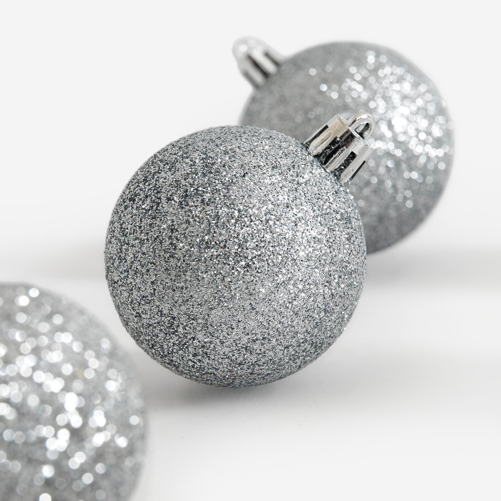 Sada 70 kusů stříbrných vánočních baněk v krabičce