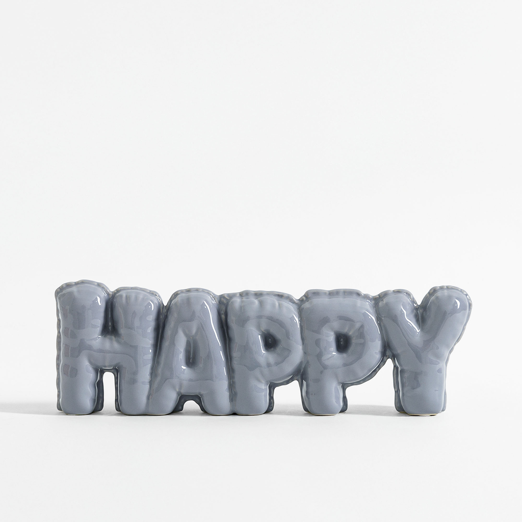 Šedá dekorace s nápisem HAPPY