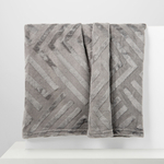 Tmavě šedá geometrická deka DOBLE 150x200 cm